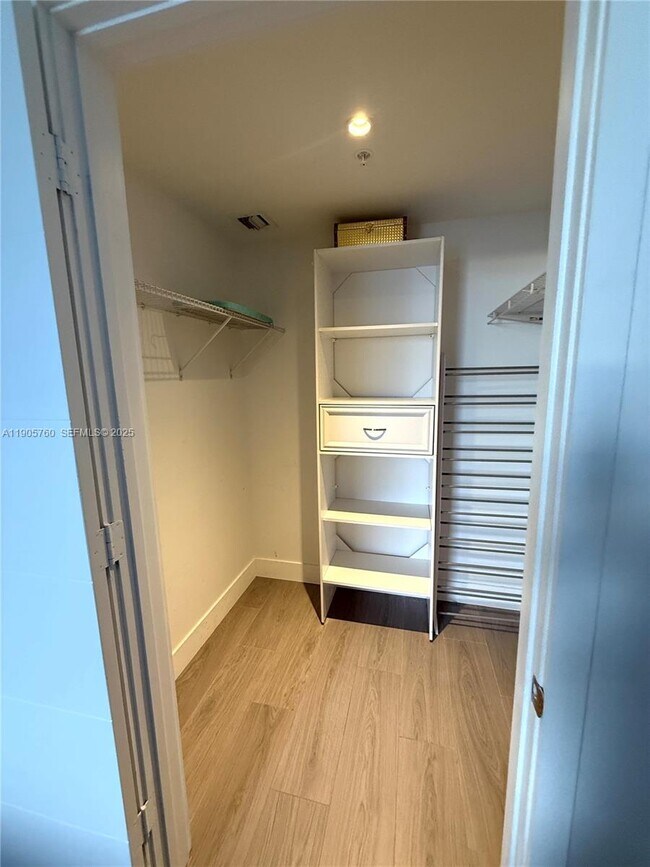 Building Photo - 1010 SW 2nd Ave