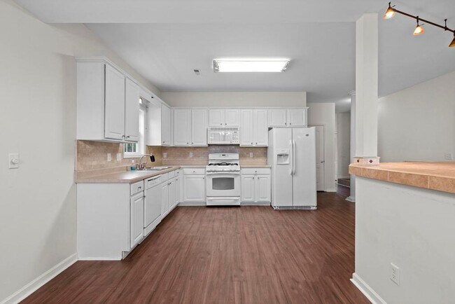 Building Photo - Surf City Townhome!