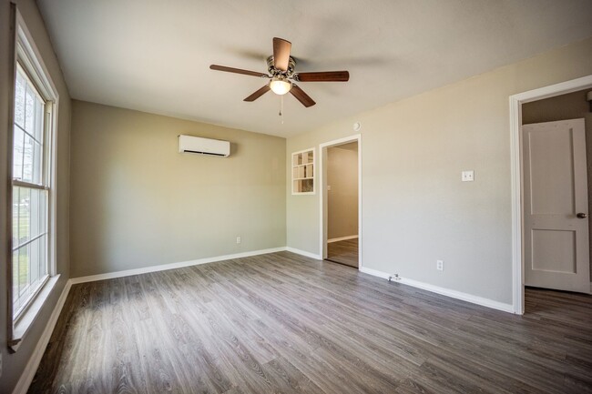 Building Photo - Freshly Updated 3 Bedroom Home