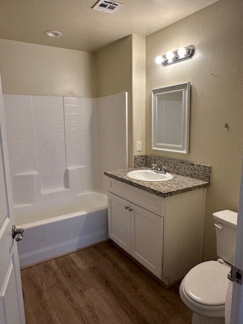 Building Photo - Charming 3 Bed / 2 Bath Duplex with Modern Updates