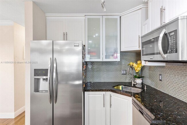 Building Photo - 2701 Middle River Dr
