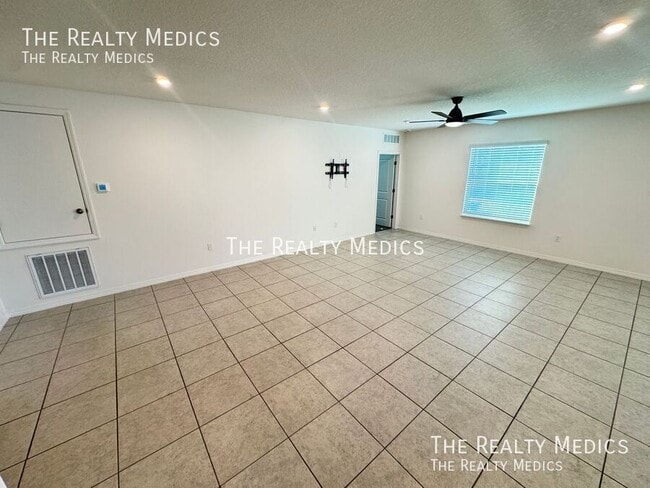 Building Photo - 320 Mariana Way