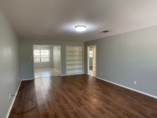 Building Photo - *NOW AVAILABLE* Absolutely Gorgeous 2 Bedr...