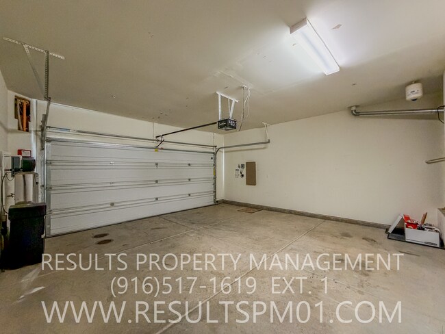 Building Photo - Beautiful Roseville 4 Bedroom Home