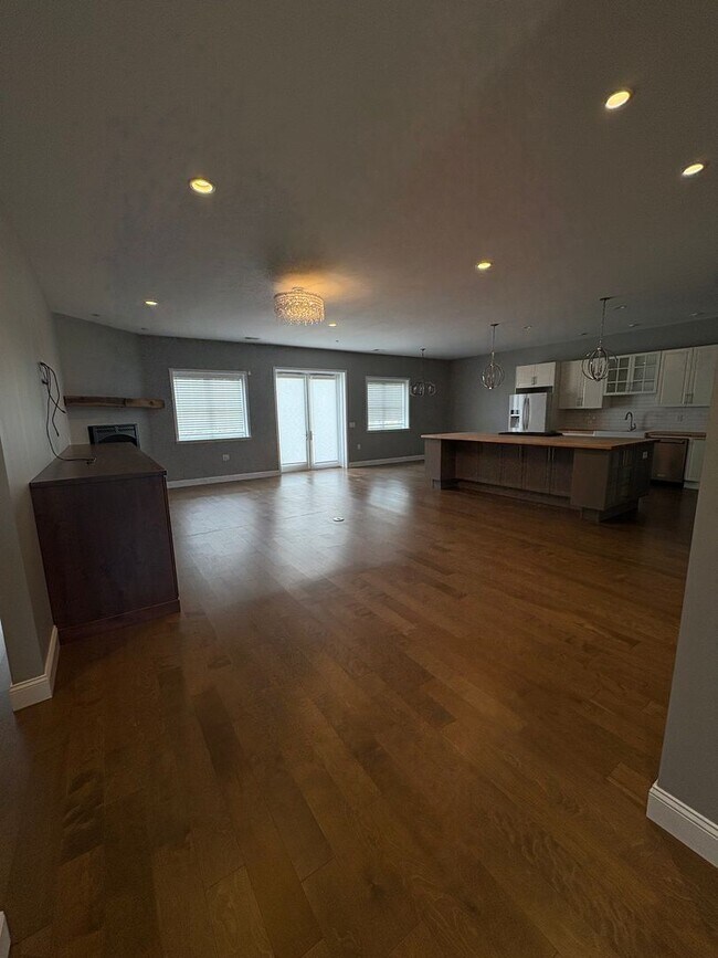 Building Photo - Welcome to your new home in the heart of S...