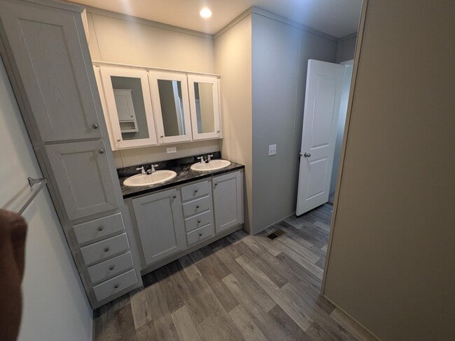 Building Photo - 472 Montana