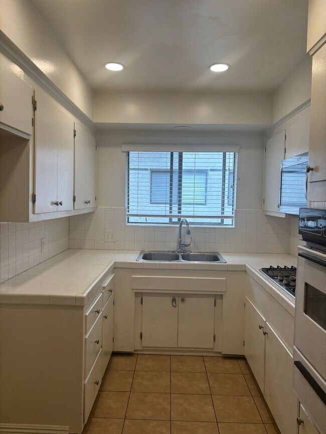 Building Photo - 1147 San Rafael Ave