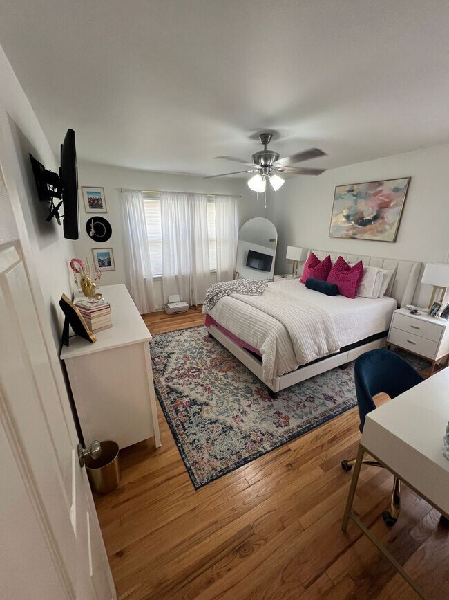 Building Photo - Pre Leasing for fall 2026! 3/2 in Medical District