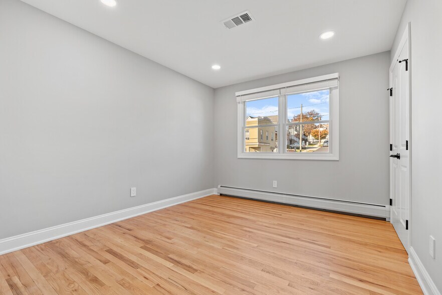 Building Photo - 743 7th St