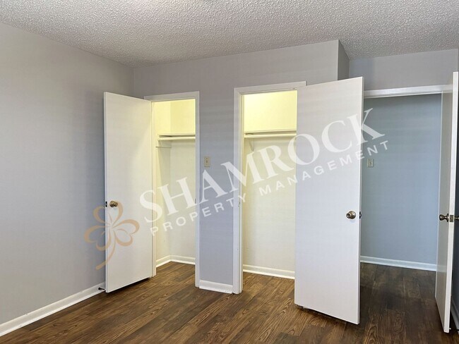 Building Photo - Convenient location close to shopping and Hwy 6!