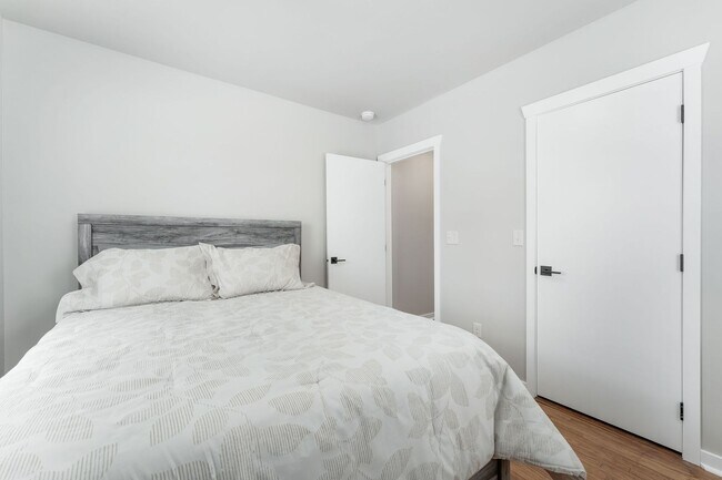 Building Photo - FURNISHED HOUSE! Short or Long Term! Large Newly Renovated Fully Furnished Modern 5 Bedroom Home ...