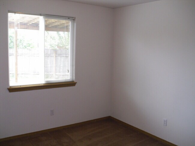 Building Photo - All the Amenities for a Friendly Price