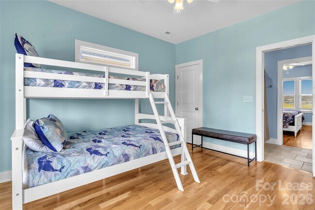 Building Photo - 1708 W Dolphin Dr