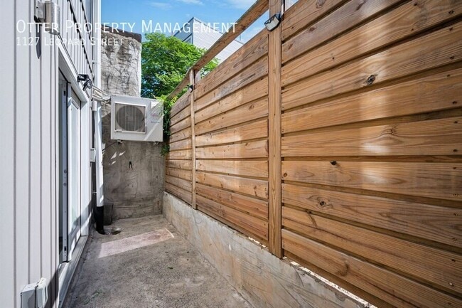 Building Photo - 1127 Leopard St