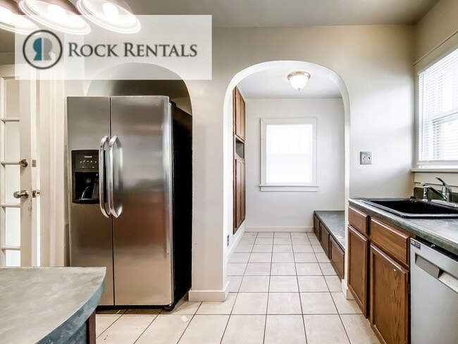 Building Photo - 2 Bed 1 Bath with Basement