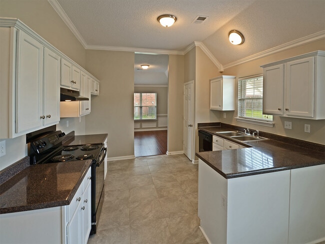 Building Photo - 3 Bed, 2 bath with over 2000 sq feet near Riverdale and Stateline Rd