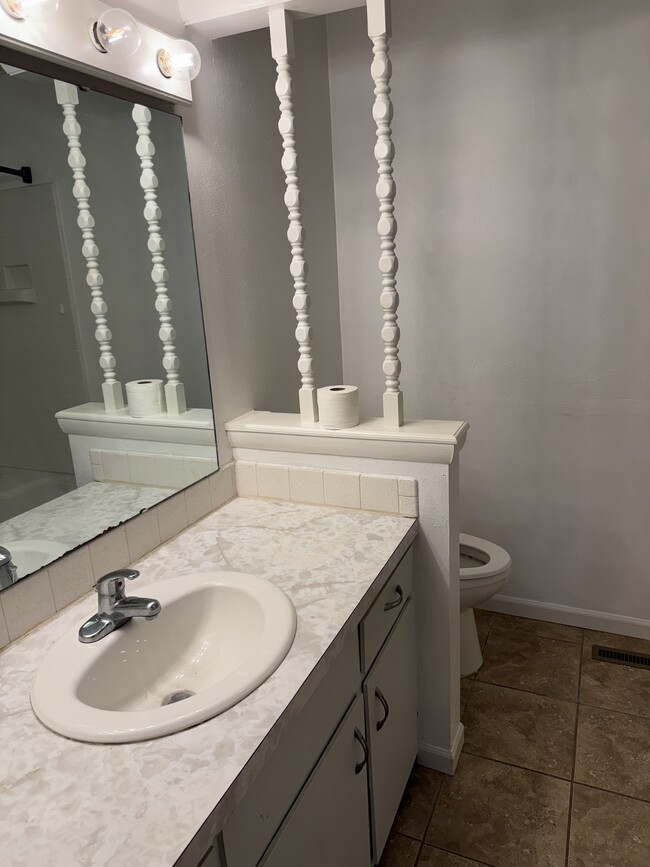 Building Photo - 1003 Sunset Dr