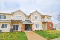 Building Photo - Ground-level condo with 2 bedrooms and 2 b...