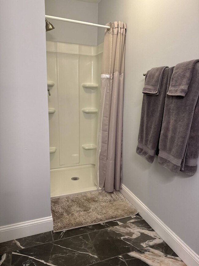 Building Photo - 3 Bedroom 3 Bathroom - Short Term Lease