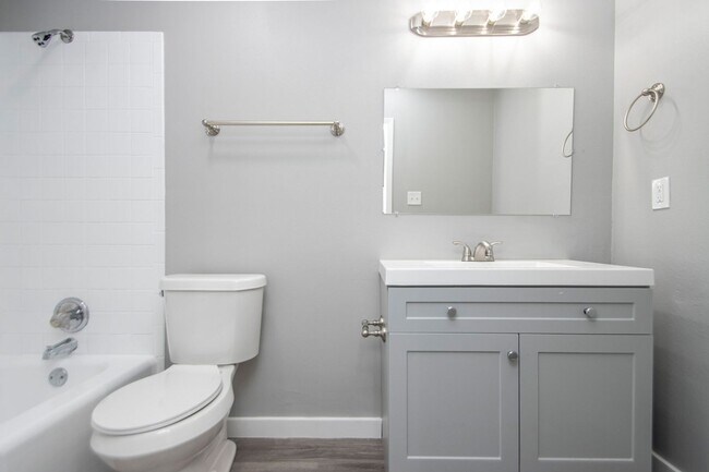 Building Photo - 20 Laver Cir