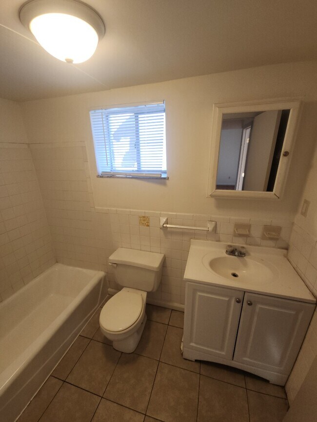 Building Photo - 2 Bedroom 1 Bath