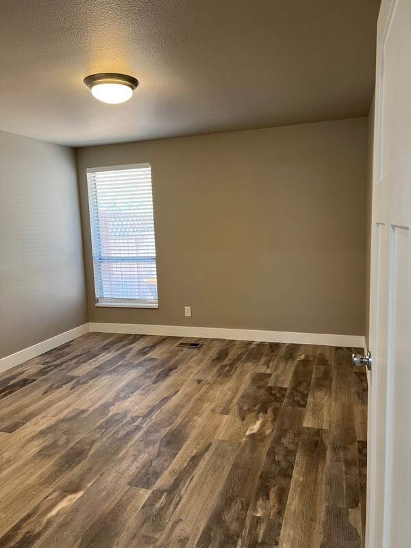 Building Photo - 170 W 975 N