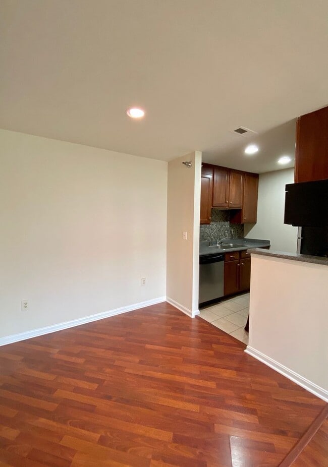 Building Photo - One Bedroom Condo in North Stafford