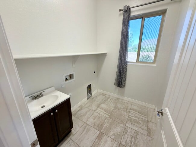 Building Photo - 6096 Laguna Ln