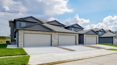 Building Photo - Spacious 2-Story with 3 bedrooms/2.5 bathrooms