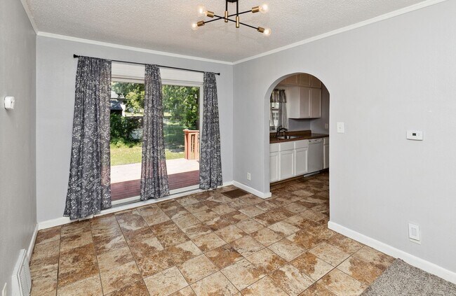 Building Photo - GREAT BACKYARD!! 3 Bed, 1 Bath Home in Des Moines