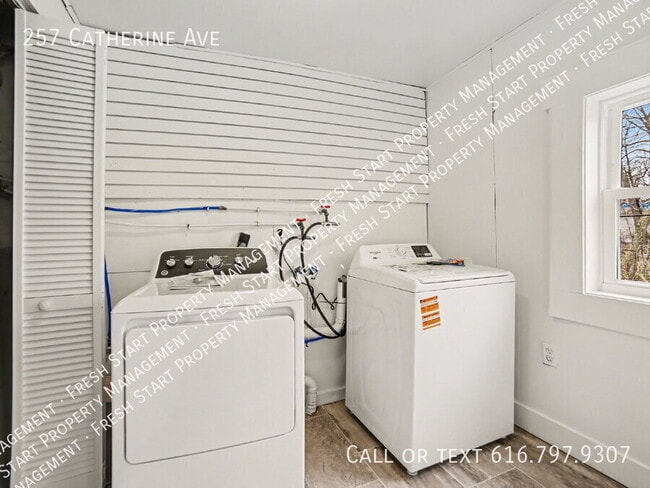 Building Photo - 257 Catherine Ave