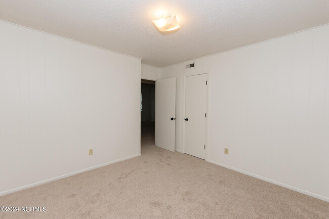 Building Photo - 104 Ravenwood Dr