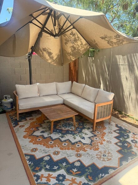 outdoor patio - 2936 E Clarendon Ave