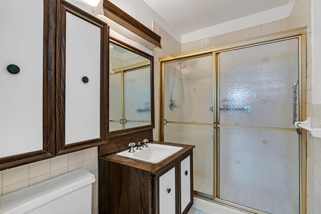 Building Photo - 2000 Linwood Ave