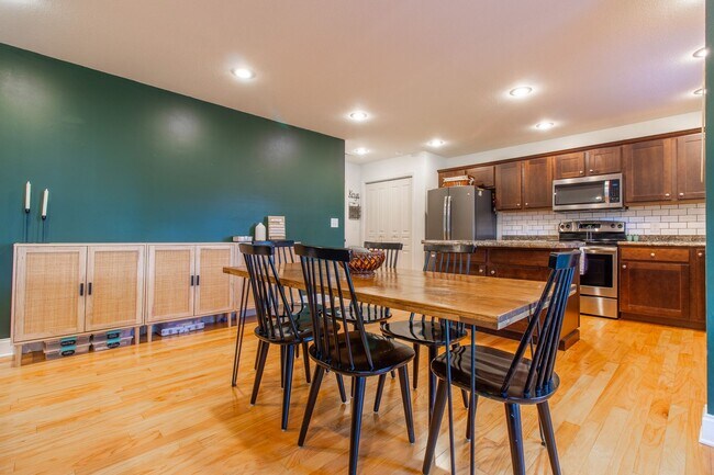 Building Photo - Beautiful 3 Bed/2.5 Bath Home with garage in Jonesborough