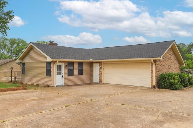 Building Photo - 505 W Angela Cir