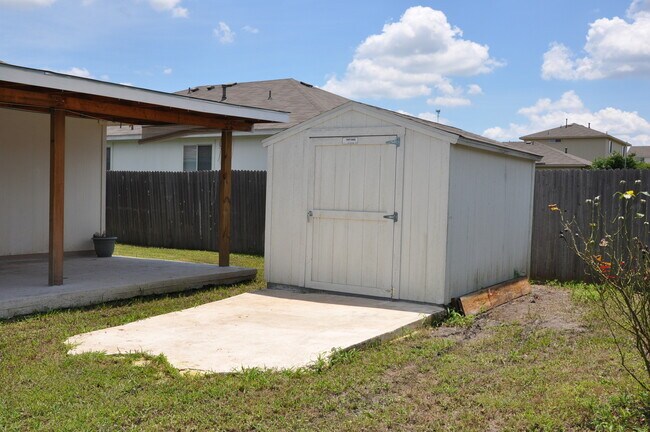 Building Photo - 3 Bedroom 2 Bath with Study in Kyle