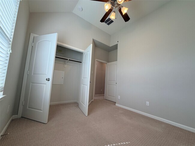 Building Photo - 2018 Royal Landing Dr