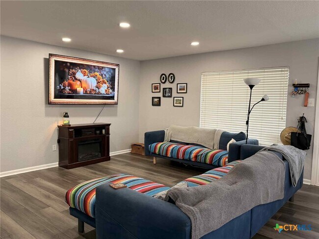 Building Photo - 7255 Woodlake Cir