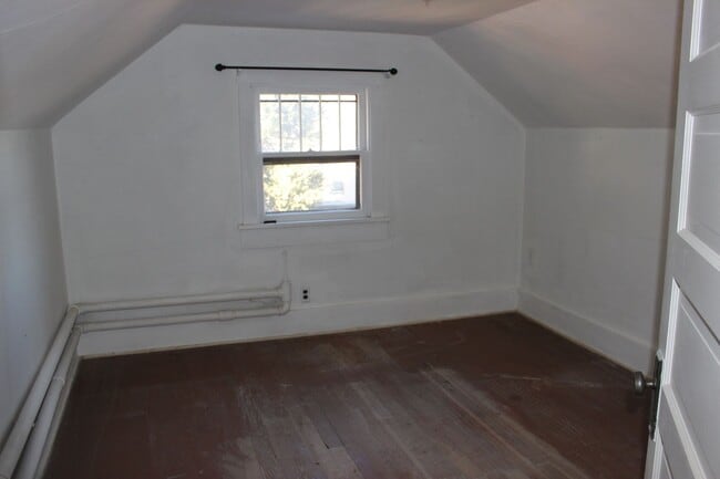 Building Photo - LARGE 3 bedroom in Old Broadmoor