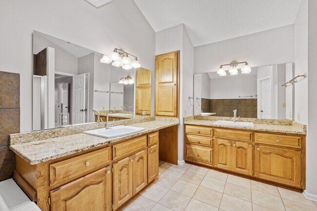 Building Photo - Beautiful Home in Greer Country Club Estates W/Bonus Room