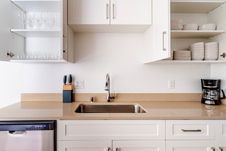 Building Photo - 1600 Villa St