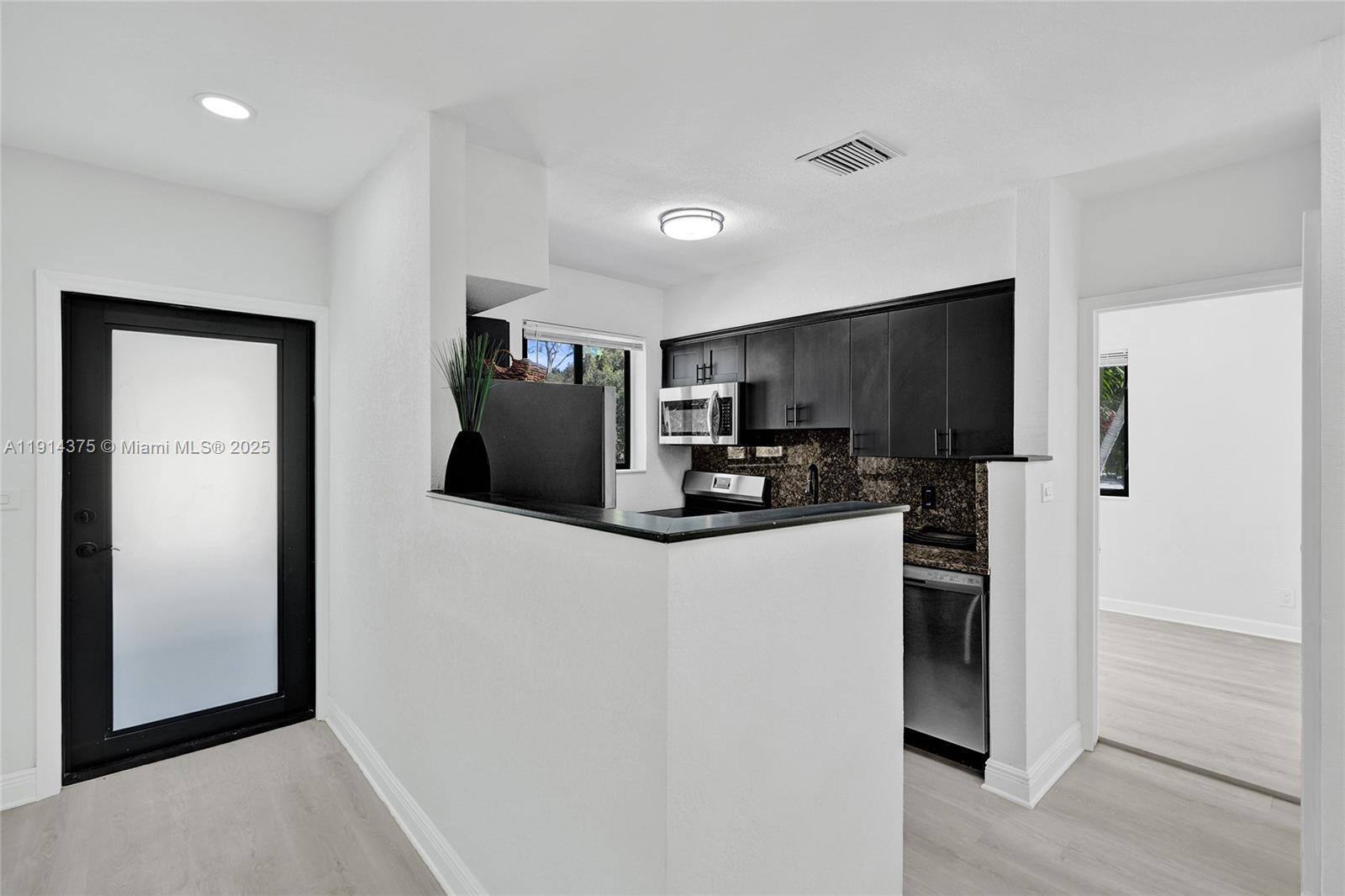 Building Photo - 11643 NE 11th Pl