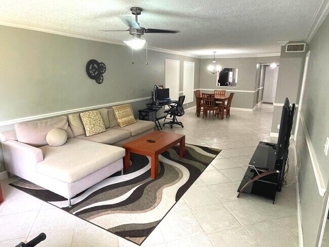 Building Photo - 2805 SW 22nd Ave