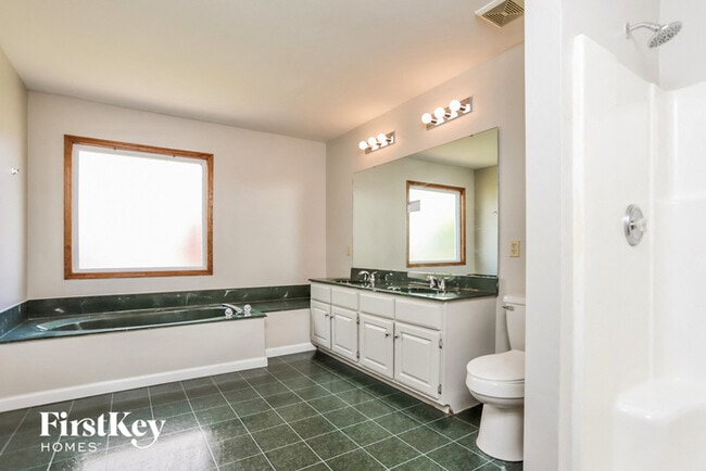 Building Photo - 650 Silver Maple Dr