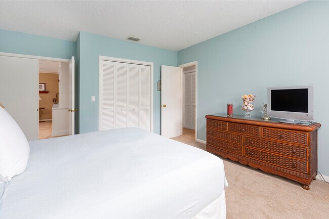 Building Photo - 11355 Pond View Dr