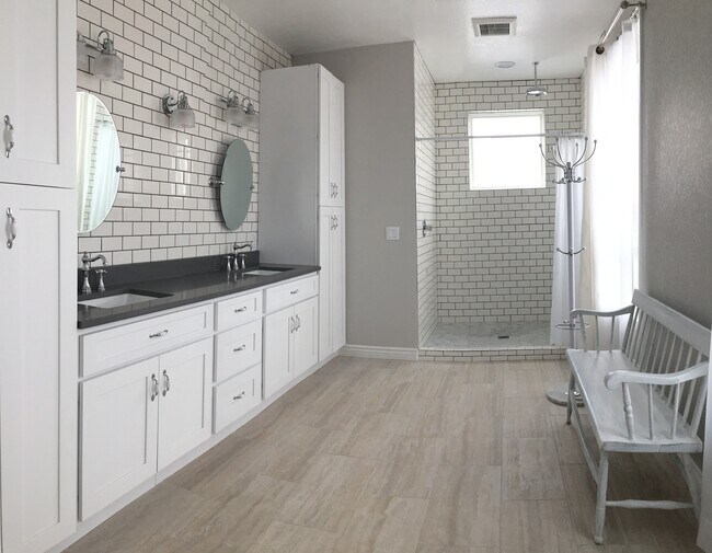 Building Photo - 4090 Jay St