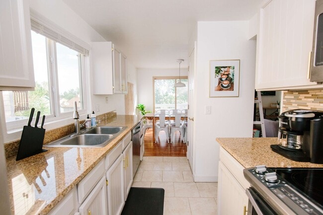 Building Photo - Charming 5-Bedroom Home in Club Crest