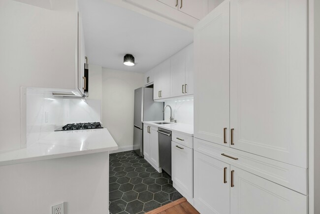 Building Photo - 1015 Grand St