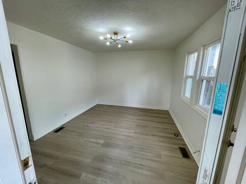 Building Photo - 818 S 1100 E